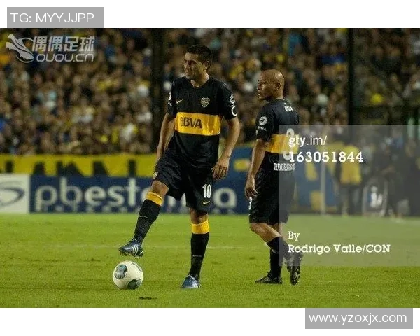 《绿茵传奇：足球明星背后的荣耀与梦想》