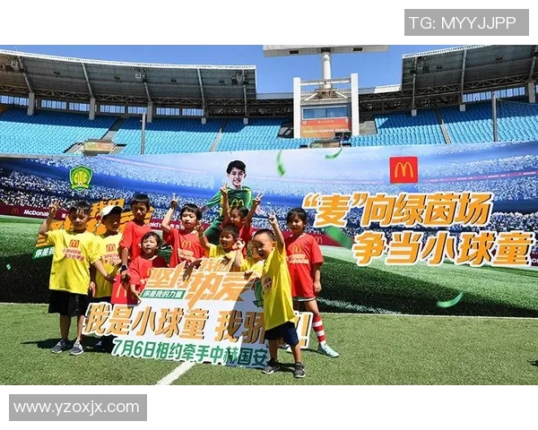 当足球球星邂逅球童那一刻的温情与梦想交织的绿茵故事 当足球球星邂逅球童那一刻的温情与梦想交织的绿茵故事