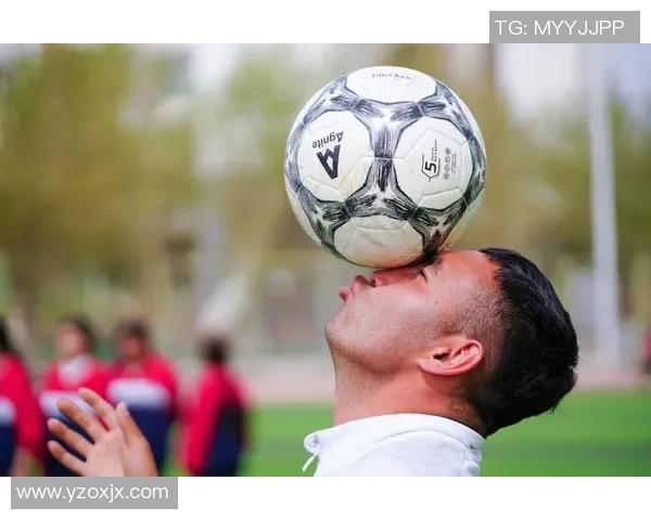 绿茵场上的英雄传说 足球巨星的辉煌足迹与传奇人生 绿茵场上的英雄传说 足球巨星的辉煌足迹与传奇人生